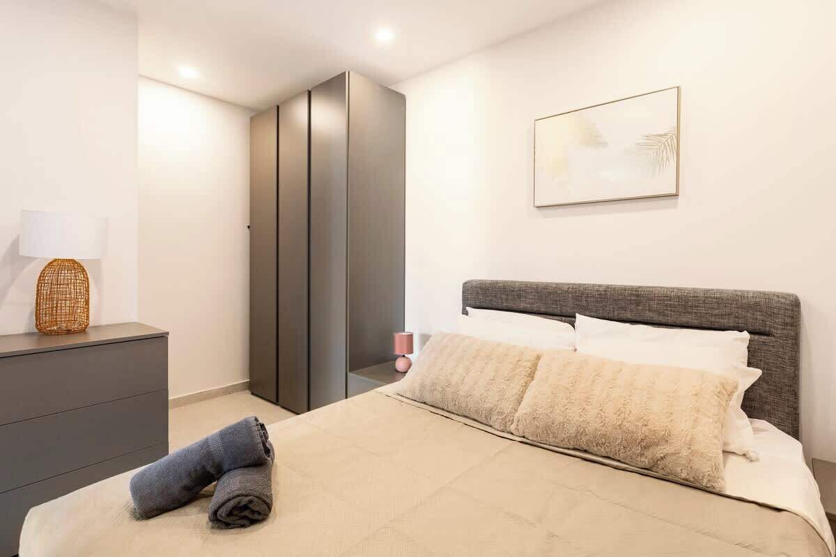 1 slaapkamer, een strijkplank/strijkijzer, reisbedje, wifi