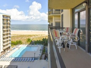 Un balcón de hotel con vistas a la playa y al océano.