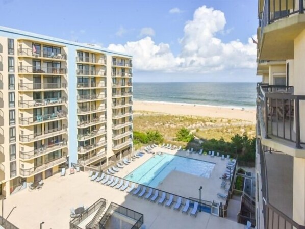 Un hotel con piscina y vista al mar.