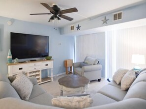 Living area - Spacious 2 BR 2 Bath Ocean Front building overlooking Pool (Ocean City)