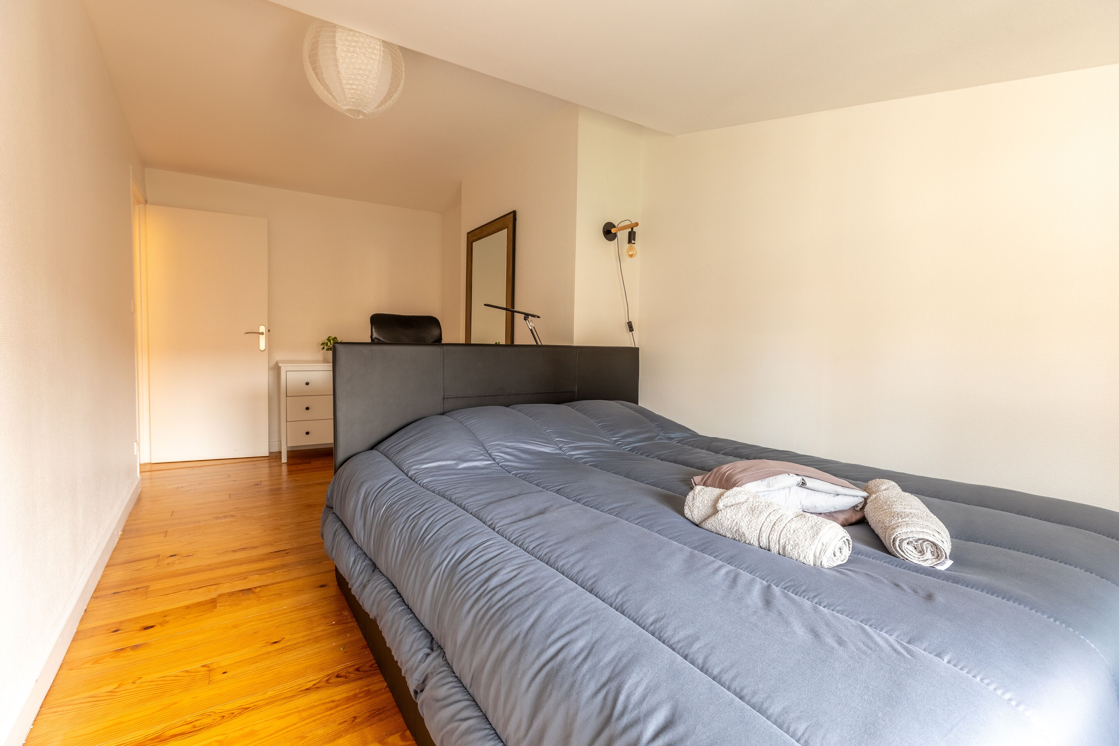 2 chambres, fer et planche à repasser, lit parapluie, Wi-Fi gratuit