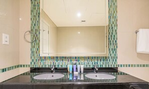 Kombinert dusj/badekar, hårføner og håndklær