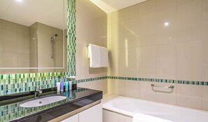 Combined shower/tub, hair dryer, towels - Dream Inn - Two Bedroom Marina View with Balcony
 (Dubai)