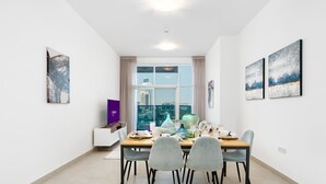 Dining - Dream Inn - Deluxe 2BR Apartment with Balcony (Dubai)