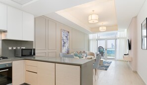 ثلاجة، ميكروويف، فرن، موقد طهي مسطح