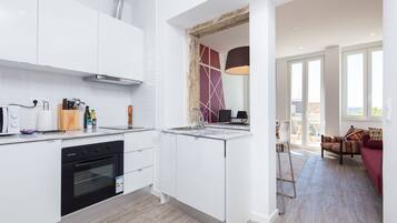 Departamento Confort | Cocina privada | Microondas, cafetera y tetera, tetera eléctrica y tostadora