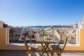 Comfort Apartment | Balcony - Designer Flats in Lapa by LovelyStay (Lisbon)