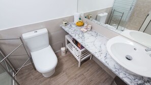 Comfort-lejlighed | Badeværelse | Bruser, hårtørrer, håndklæder, Sæbe