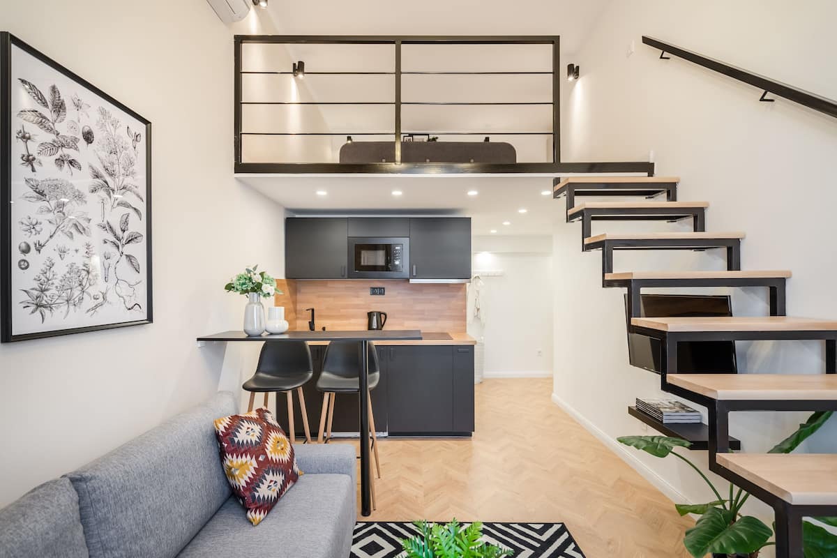 Eine moderne Wohnung mit Schlafgalerie, einer Küche und einem Essbereich.