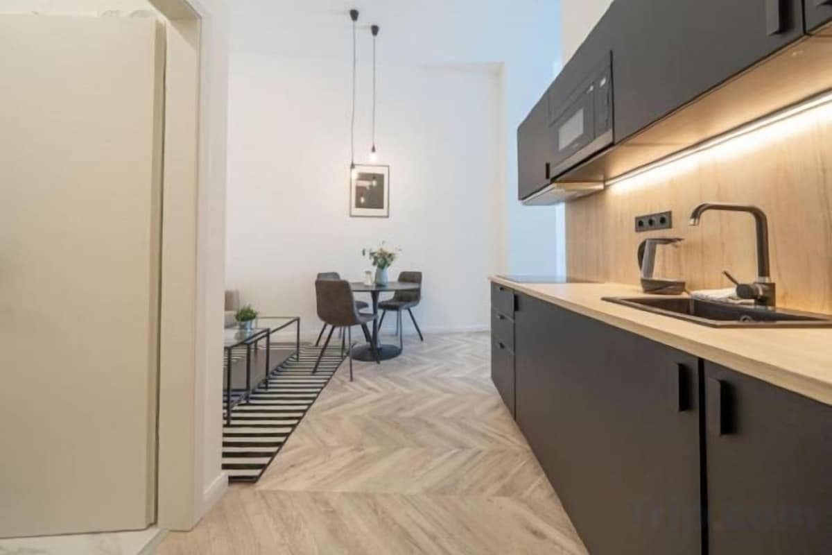 Kühlschrank, Mikrowelle, Herdplatte, Wasserkocher