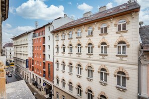 Una hilera de edificios de varios pisos con arquitectura clásica, que presenta ventanas en arco y una variedad de fachadas.