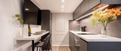 Appartement supérieur, 1 chambre | Cuisine privée | Réfrigérateur, four à micro-ondes, surface de cuisson