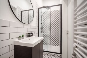 Deluxe-Apartment | Badezimmer | Haartrockner, Handtücher, Toilettenpapier
