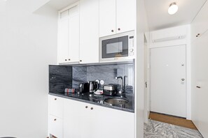 Classic Studio | Private kitchenette | Mini-fridge, microwave, stovetop, dishwasher - Ceuta 70 by LovelyStay (Porto)