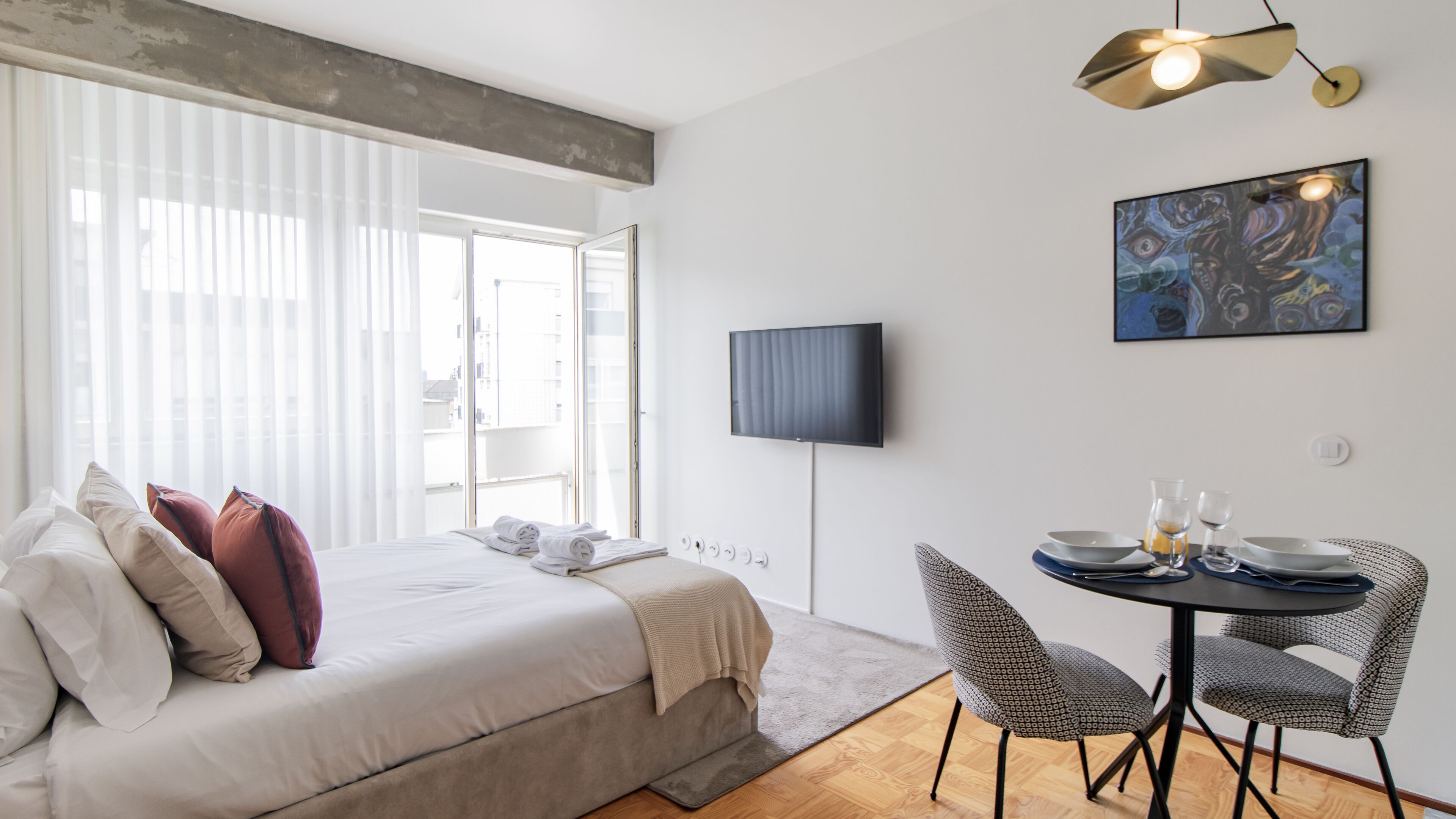 Cortinas blackout, tabla de planchar con plancha y wifi gratis 