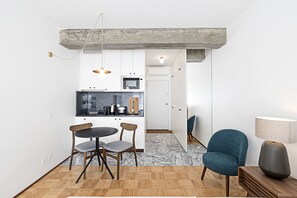 Classic Studio | Private kitchenette | Mini-fridge, microwave, stovetop, dishwasher - Ceuta 70 by LovelyStay (Porto)