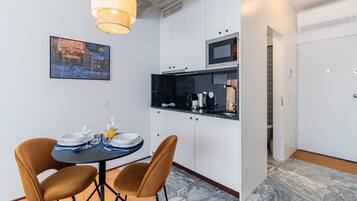 Frigobar, microondas, placa de cocina, lavavajillas