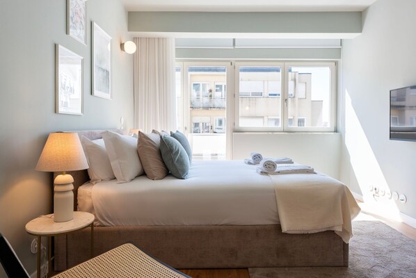 Deluxe Studio | 1 bedroom, blackout drapes, iron/ironing board, free WiFi