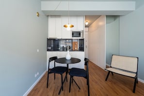 Estudio Deluxe | Cocineta privada | Frigobar, microondas, parrilla de estufa y lavavajillas