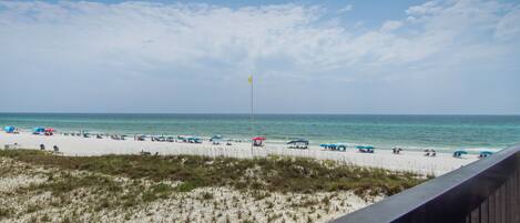En la playa, sillas reclinables de playa, toallas de playa