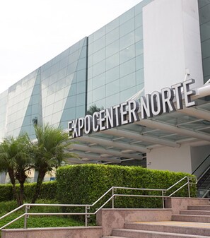 Un edificio moderno con el letrero “EXPO CENTER NORTE” bien visible.