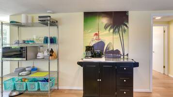 Microondas, horno, parrilla de estufa y cafetera y tetera