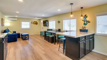 Casa (2 Bedrooms) | Cocina privada | Microondas, horno, parrilla de estufa y cafetera y tetera