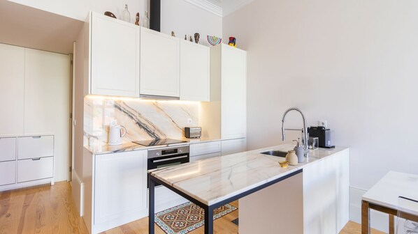 Fridge, oven, stovetop, dishwasher