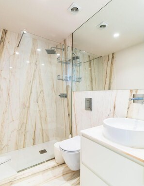 Hair dryer, towels - Duque Flat - AC & Balcony by LovelyStay (Porto)