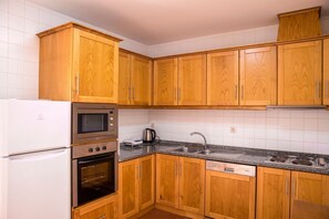 Frigorífico, microondas, horno y placa de cocina