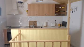 Fridge, oven, stovetop, coffee/tea maker