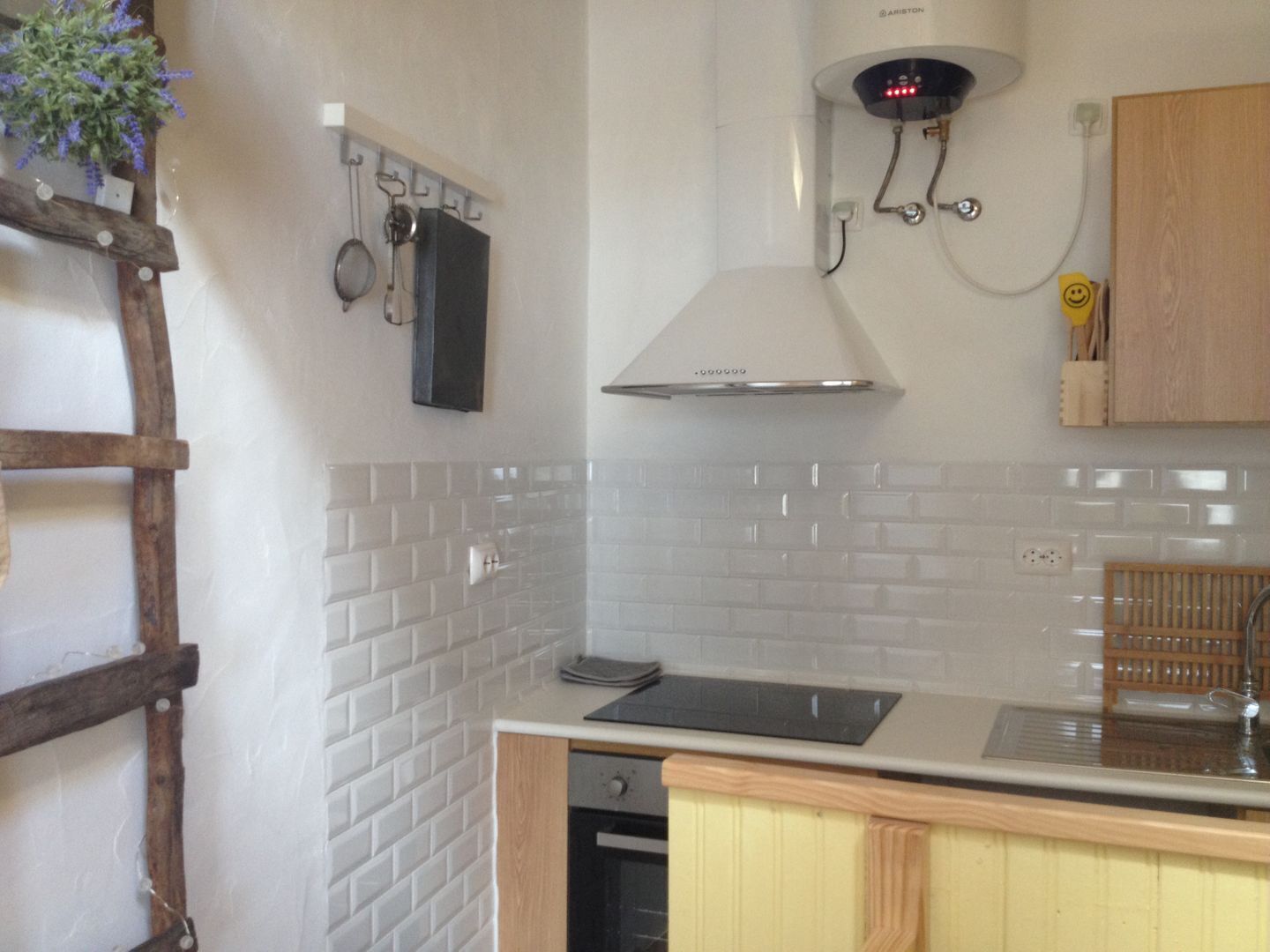 Refrigerador, horno, parrilla de estufa y cafetera y tetera 