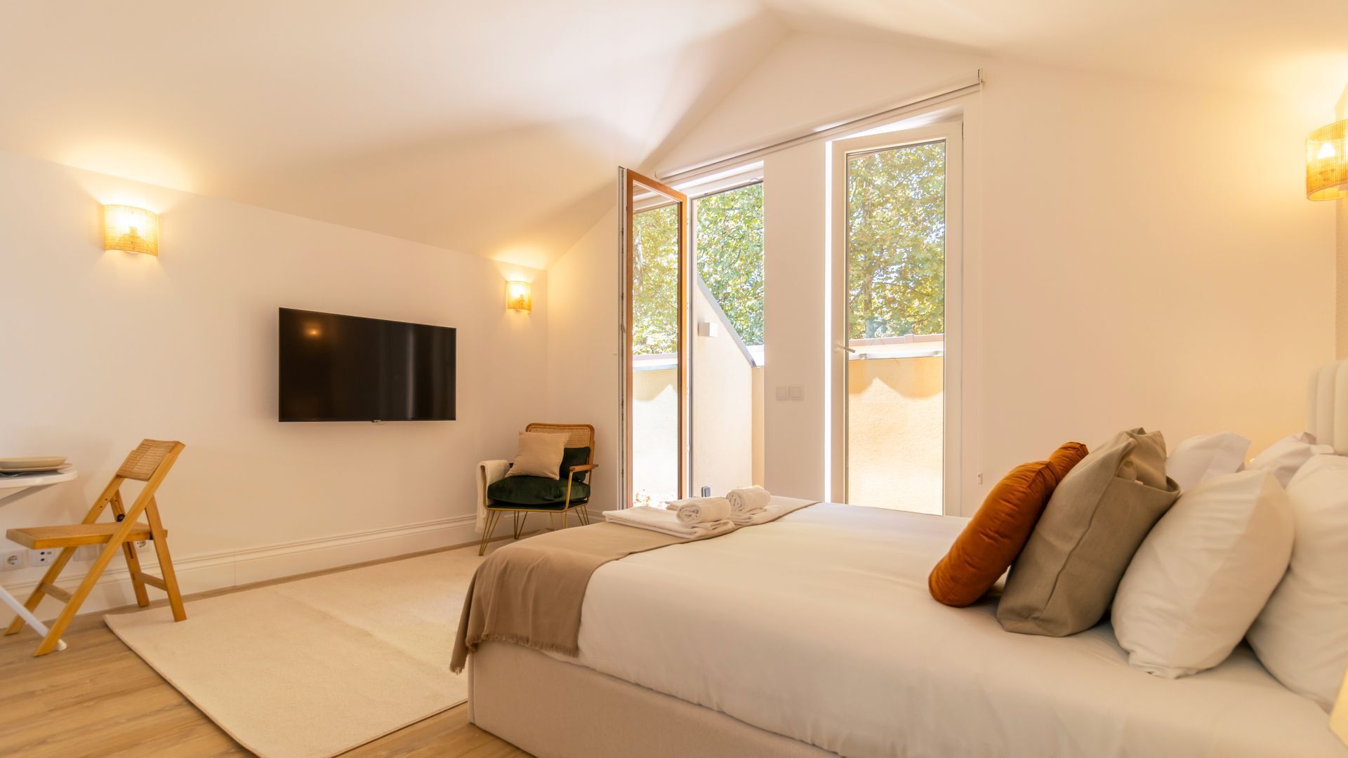 Iron/ironing board, free WiFi, bed sheets