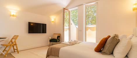 Iron/ironing board, free WiFi, bed sheets