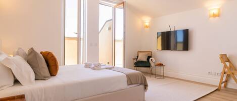 Iron/ironing board, free WiFi, bed sheets