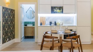 Una cocina moderna con zona de comedor.