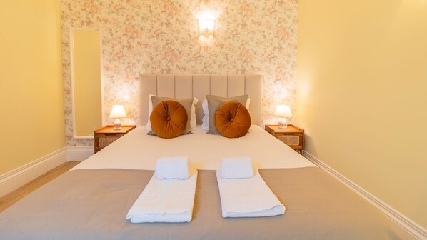 Iron/ironing board, free WiFi, bed sheets