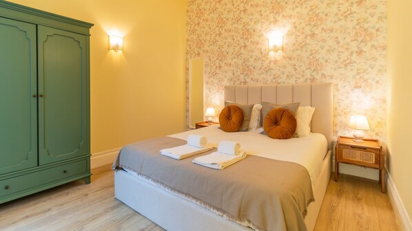 Iron/ironing board, free WiFi, bed sheets