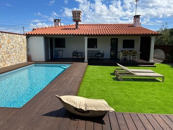 The house has a garden with a salt-treated heated swimming pool, which can be used all year round #garden #pool #portugal #leiria #pombal