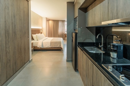 Refrigerador, microondas, placa de cocina, utensilios de cocina