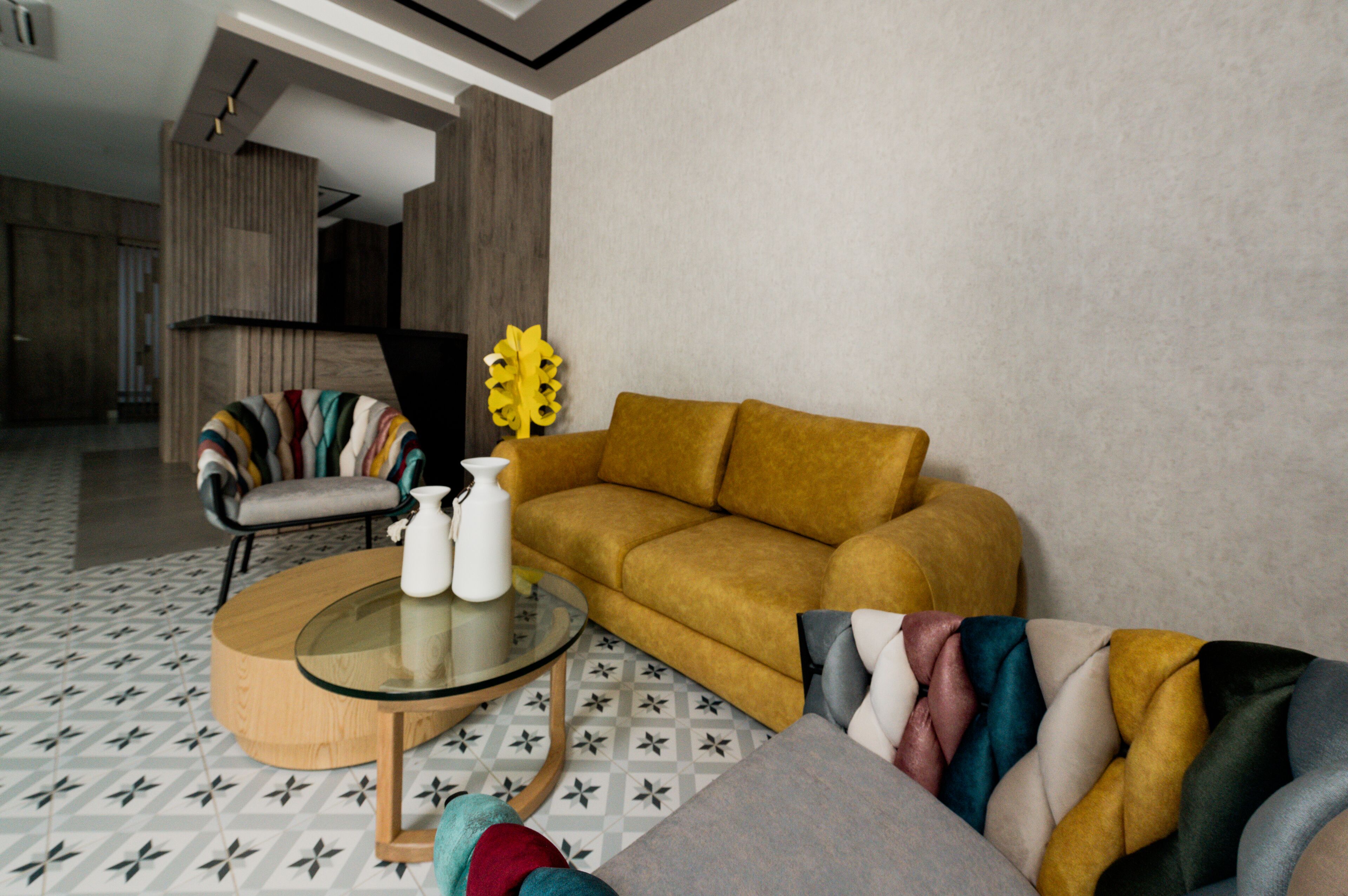 Ein modernes Wohnzimmer mit einem senfgelben Sofa, einem gestreiften Sessel und einem Glastisch.