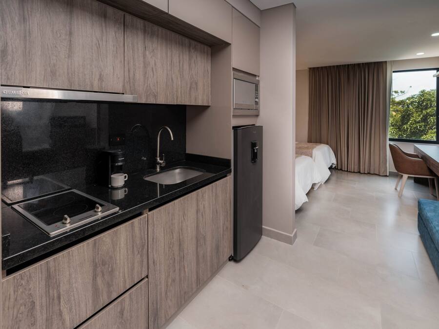 Suite – superior, tekjøkken | Minibar, safe på rommet, skrivebord og skrivebord for bærbar PC