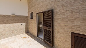 Ein modernes Badezimmer mit Fliesenboden, Waschbecken und Dusche.