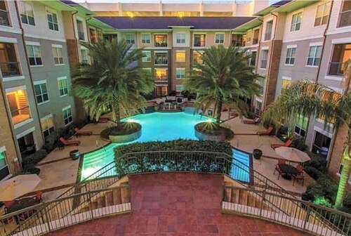 This is Houston- Peaceful Poolside - Very close to NRG, Med Ctr, Downtown