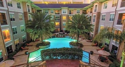 This is Houston- Peaceful Poolside - Very close to NRG, Med Ctr, Downtown