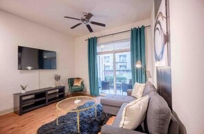 Smart TV - This is Houston- Peaceful Poolside - Very close to NRG, Med Ctr, Downtown (Houston)