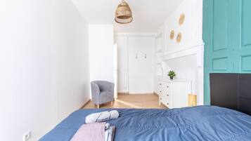 2 habitaciones, tabla de planchar con plancha y cuna de viaje