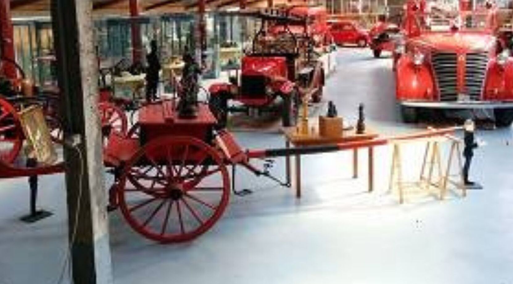 Eine Ausstellung klassischer Oldtimer mit mehreren Fahrzeugen.