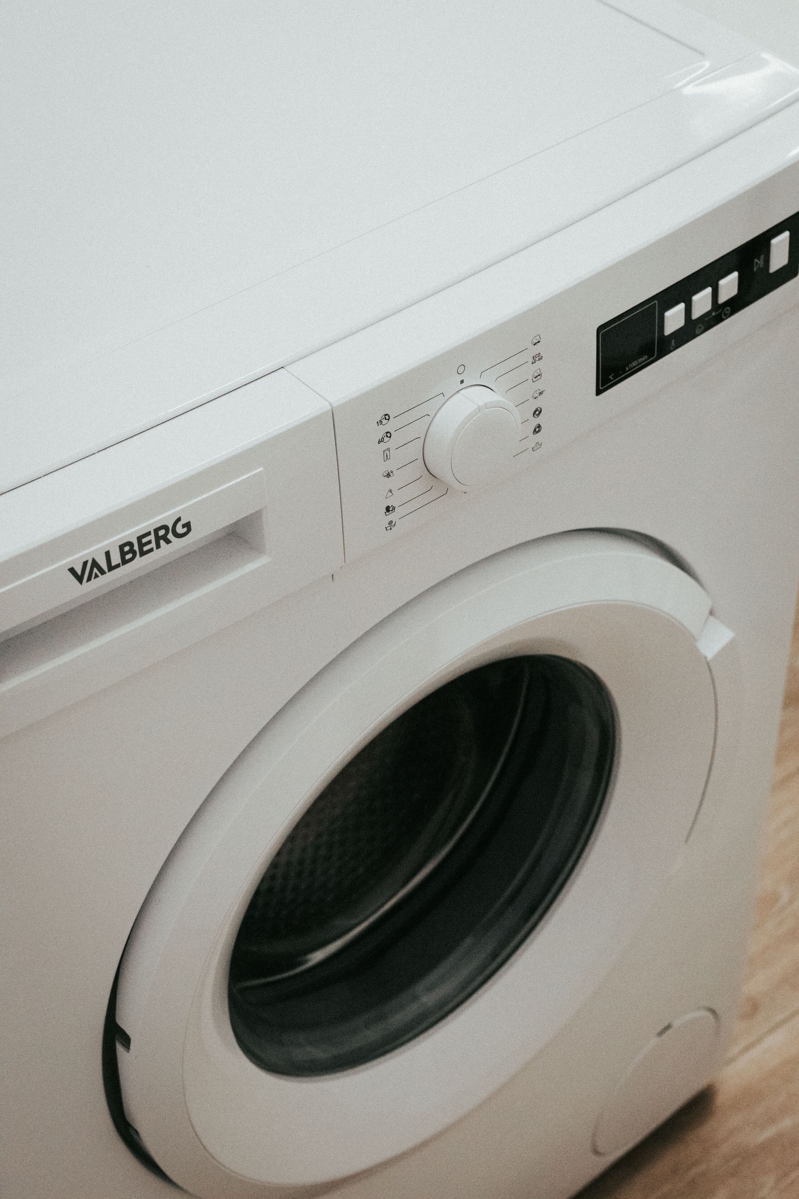 Een witte Valberg wasmachine met een bedieningspaneel en een voorlaadklep.