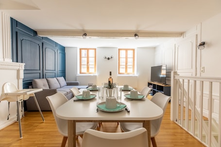Dining. Le Petit Pirou Cosy Halte Auvergne